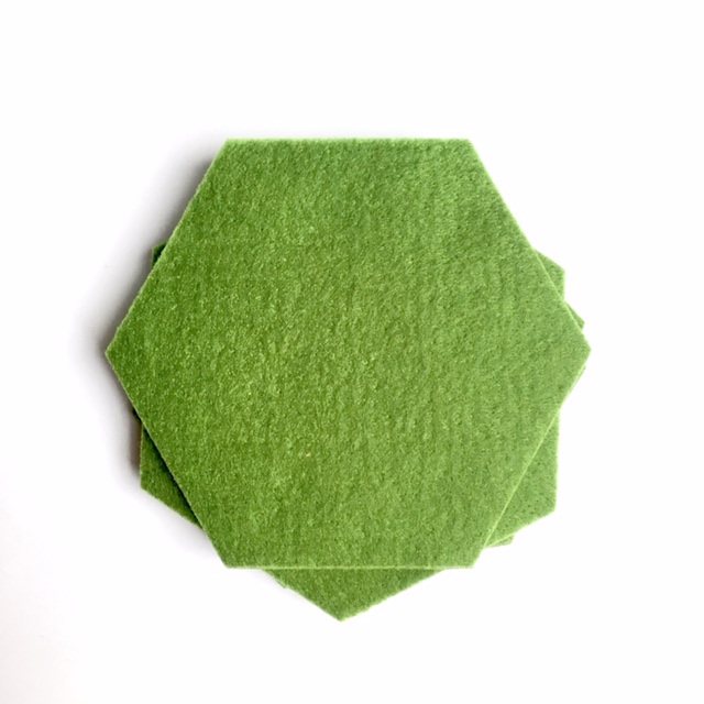 vilten onderzetters hexagon set van vier olijfgroen