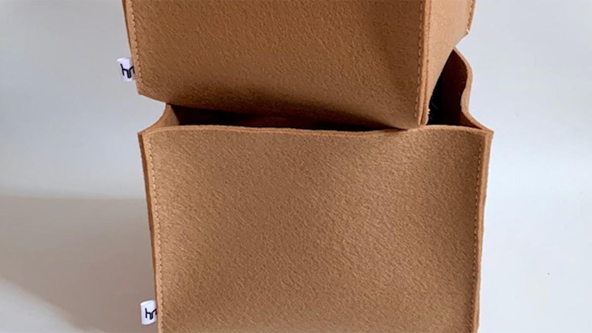bruine woonaccessoires maken je huis warmer van sfeer, zoals deze handgemaakte camel manden