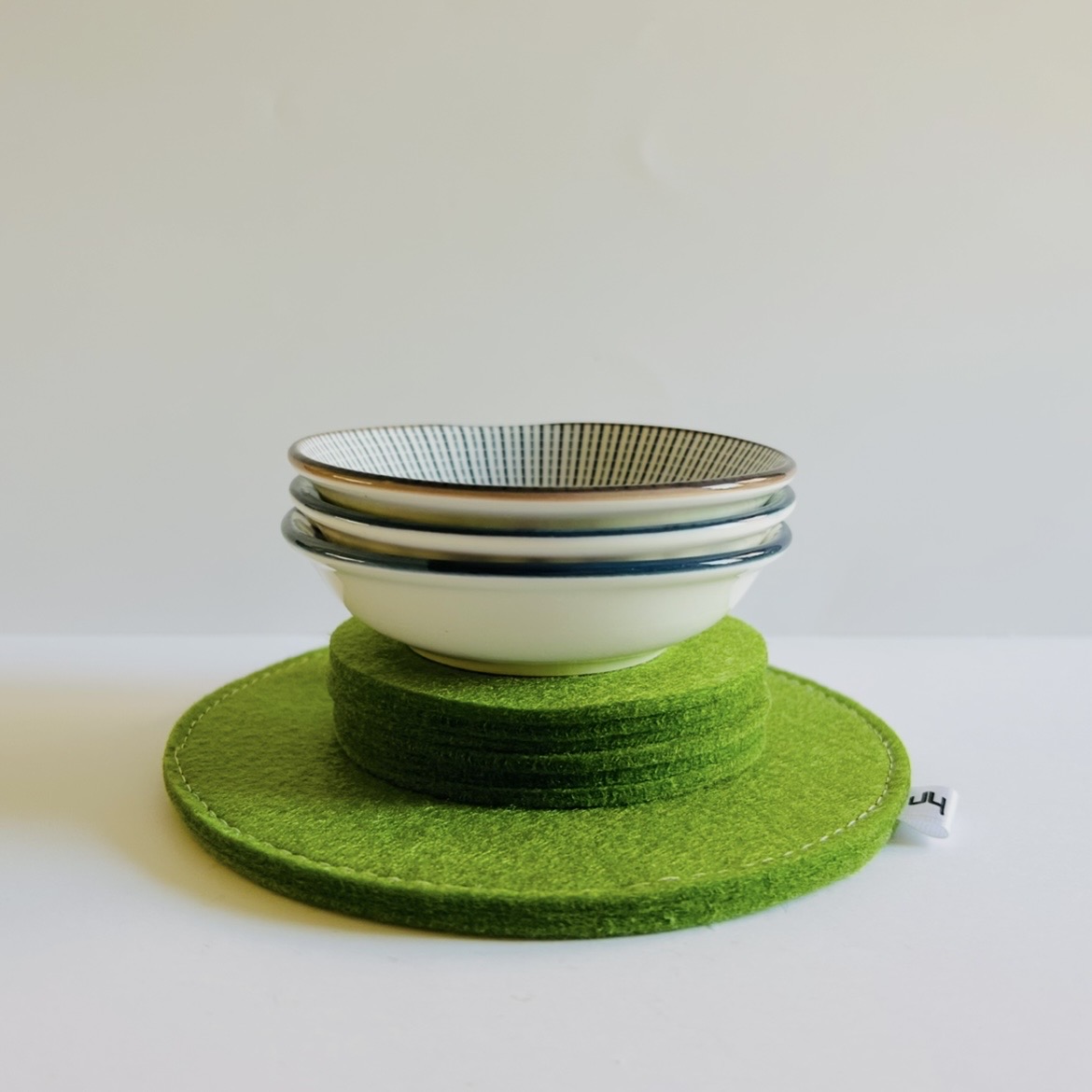 kleurrijk kan ook in een kleur op e tuintafel